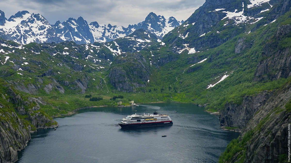MS Trollfjord - im Fjord