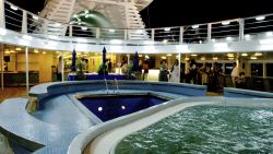 MS Ocean Majesty - Pooldeck bei Nacht