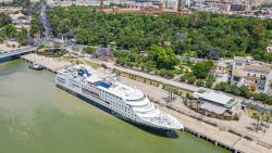 MS Hamburg - im Hafen von Sevilla